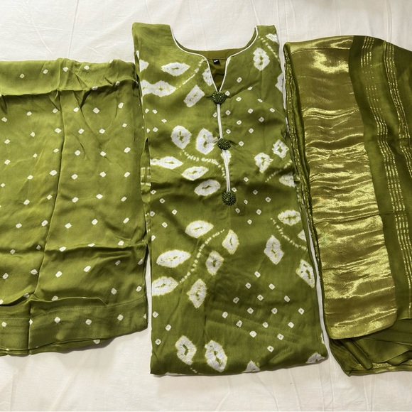 Sale‼️‼️ Gaji Silk Apple Green Salwaar Kameez Outfit in size 23” - Picture 3 of 16